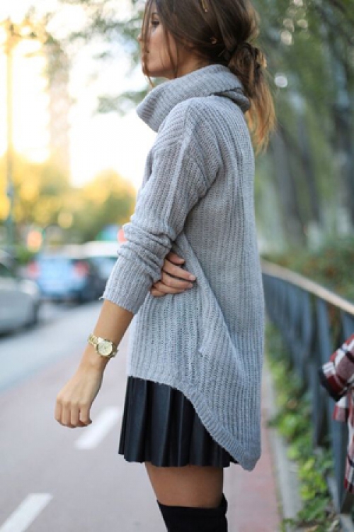 Серый свитер с короткой юбкой