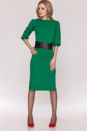 Зеленое платье с широким ремнем