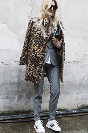 Леопардовое пальто с белой обувью