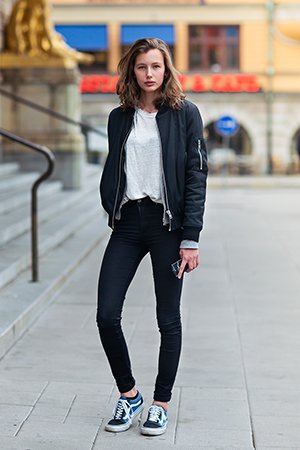 Стильные кедыс с черными джинсами и курткой