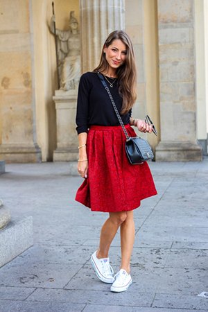 Красная юбка с черной кофтой и белой обувью