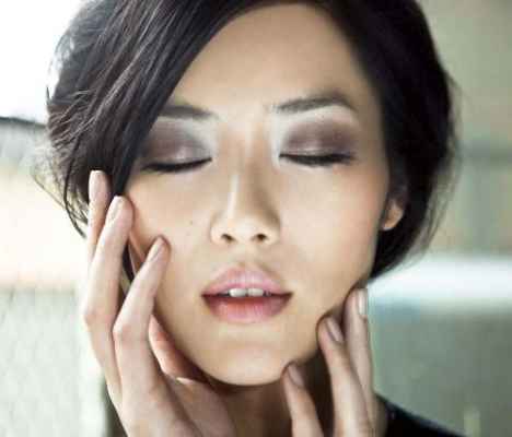 Азиатский разрез глаз с помощью макияжа