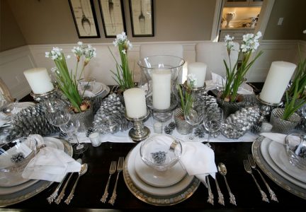 Сервировка новогоднего стола в белом цвете