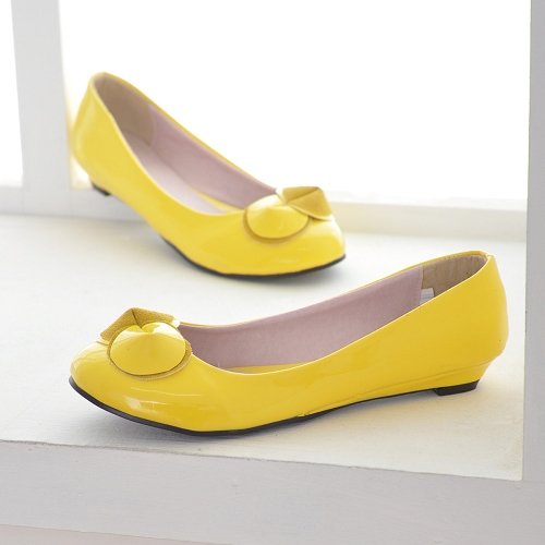 Практично и стильно: жёлтые туфли без каблука