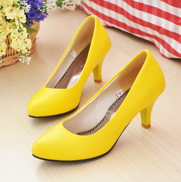 Воплощение женственности: жёлтые туфли на каблуке