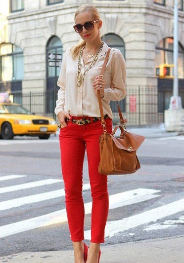 Какой оттенок красного выбрать при покупке брюк?