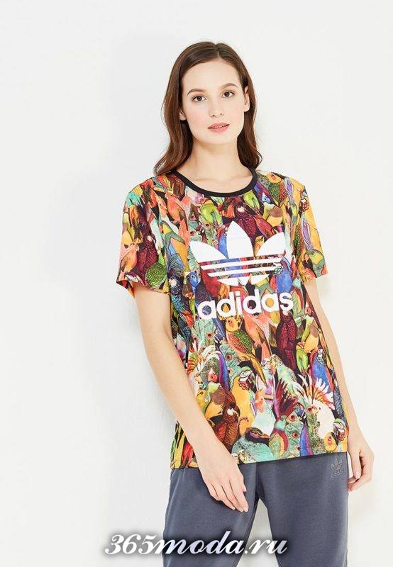 летний лук с разноцветной футболкой