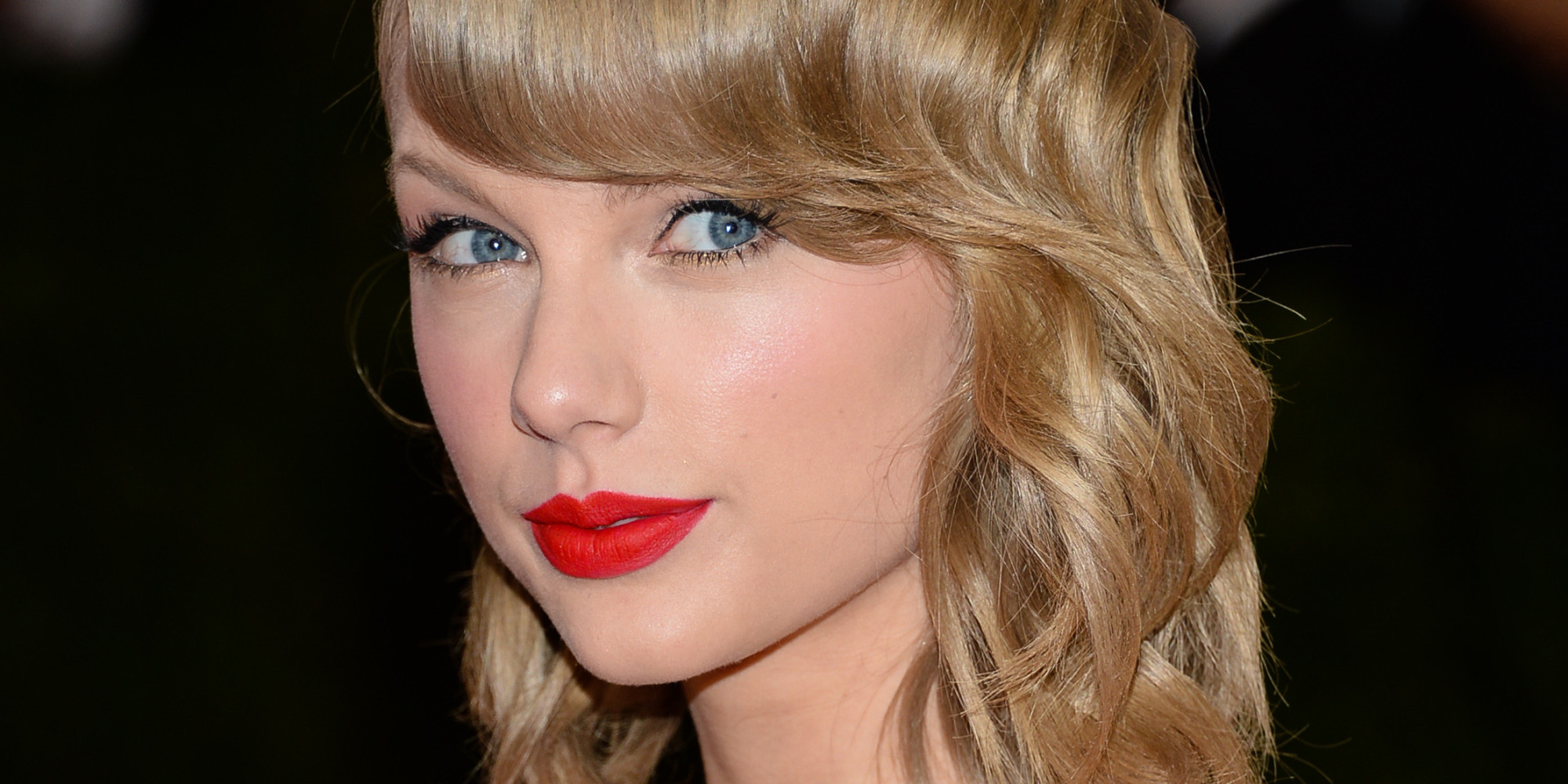 Тейлор Свифт считается примером для блондинок, обожающих красный тинг для губ