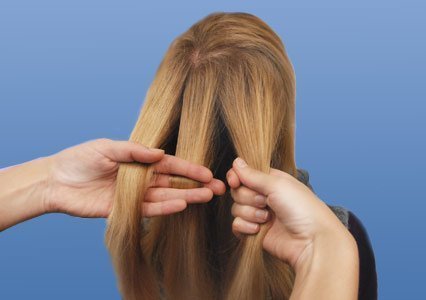 Волосы делят на три пряди