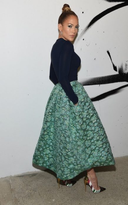 Дженнифер Лопес в чёрно-зелёном платье
