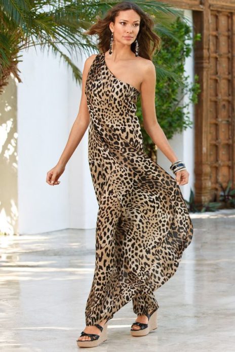 Леопардовое платье с длинными серьгами и браслетом