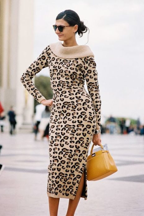 Леопардовое платье с чёрными очками и жёлтой сумкой