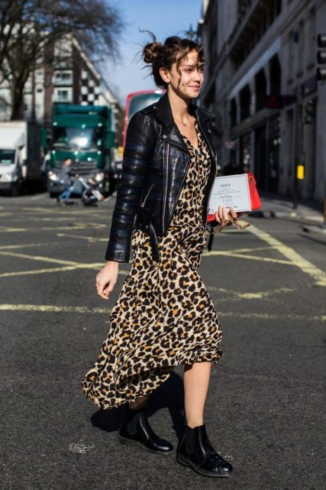 Леопардовое платье с чёрной курткой и ботинками