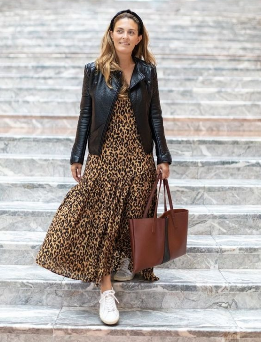 Леопардовое платье с чёрной кожаной курткой