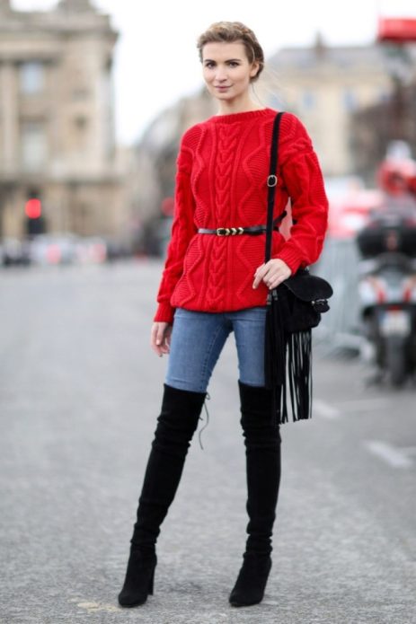 Красный свитер с поясом и джинсы скинни