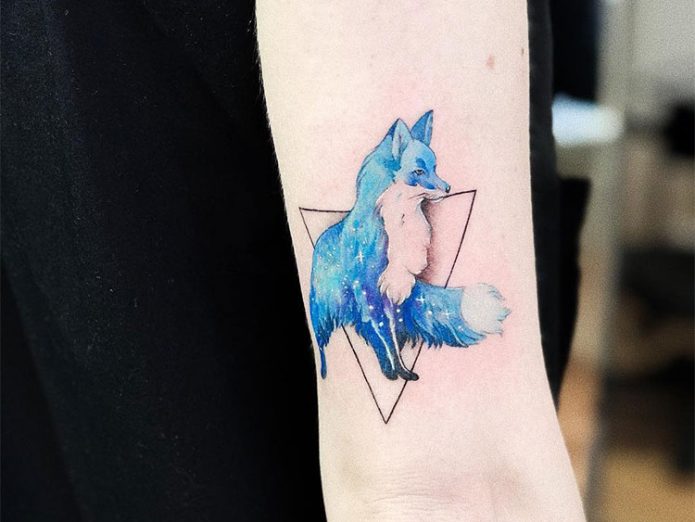 синяя лиса в треугольнике тату для девушки
