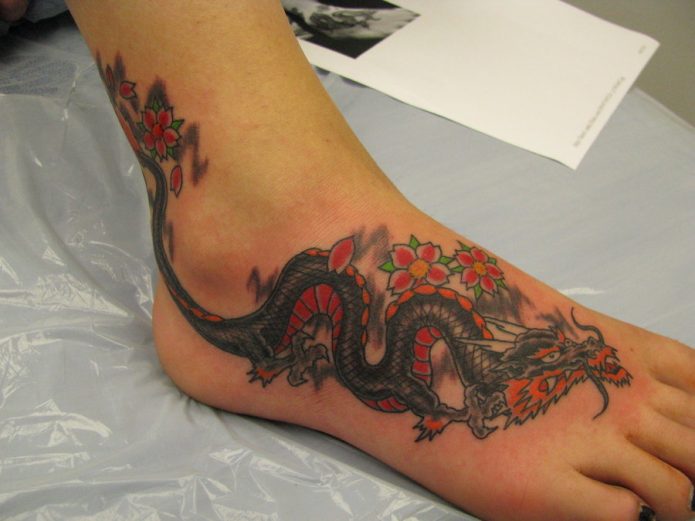 женская татуировка с драконом на ноге
