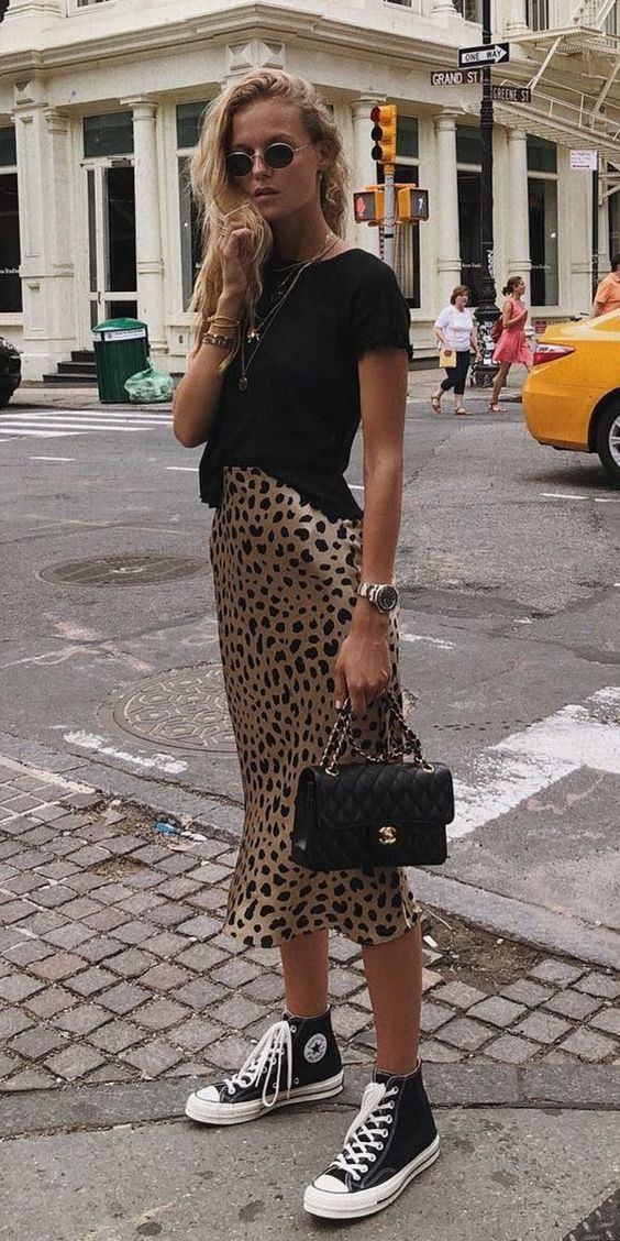 кеды и леопардовая юбка