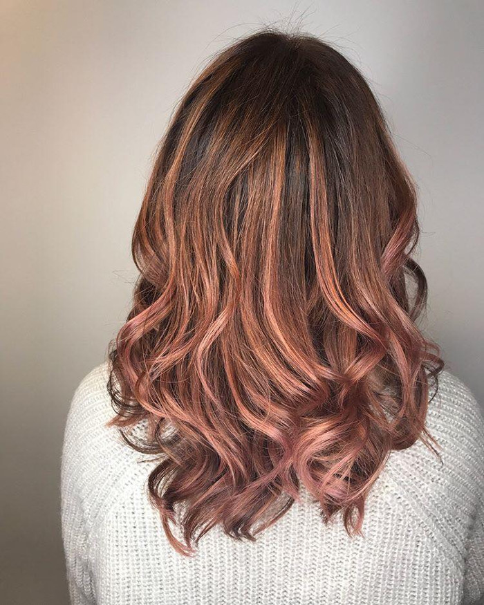 Розово-коричневое окрашивание волос