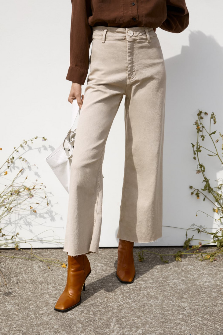 Zara Серо-бежевые джинсы с необработанным низом