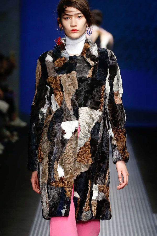 Меховые шарфы, манжеты, юбки и платья: модный тренд в нарядах известных дизайнеров, фото № 25