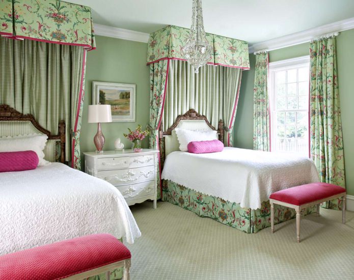 Розово-зеленая детская спальня