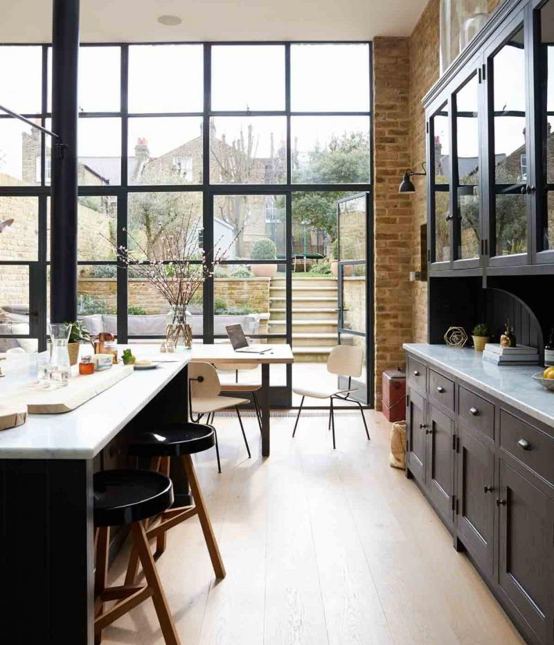 Светлый пол кухни с большими окнами
