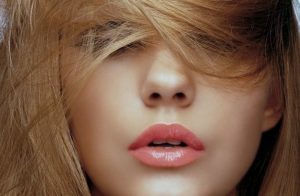  Персиковая помада на губах – фото и варианты макияжа