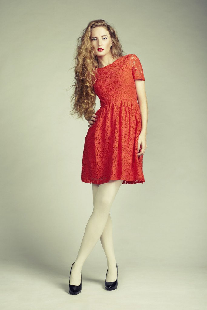 Красное кружевное платье с черными туфлями