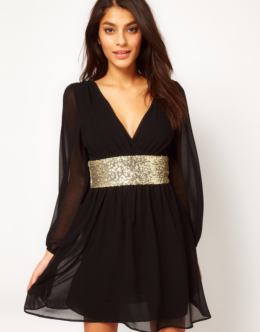 Черное платье с широким золотистым поясом