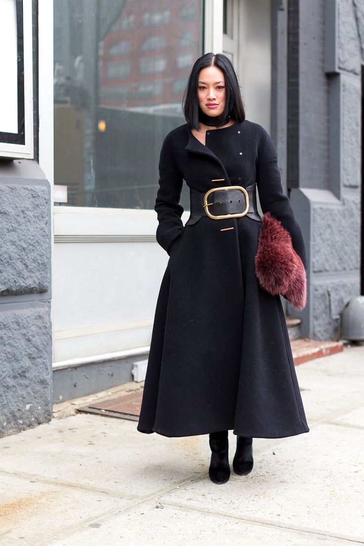 Черное пальто с широким поясом