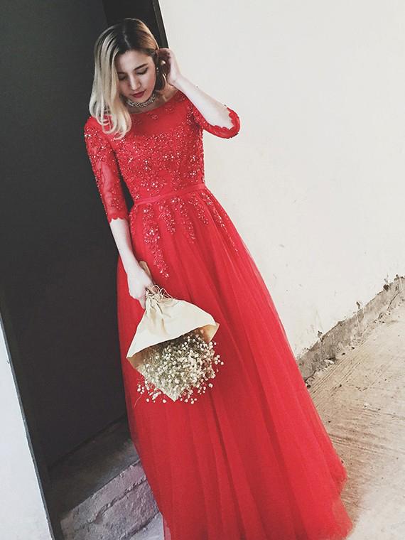 девушка в красном платье с цветами
