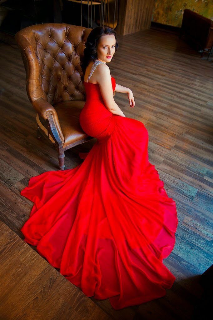 платье со шлейфом красное