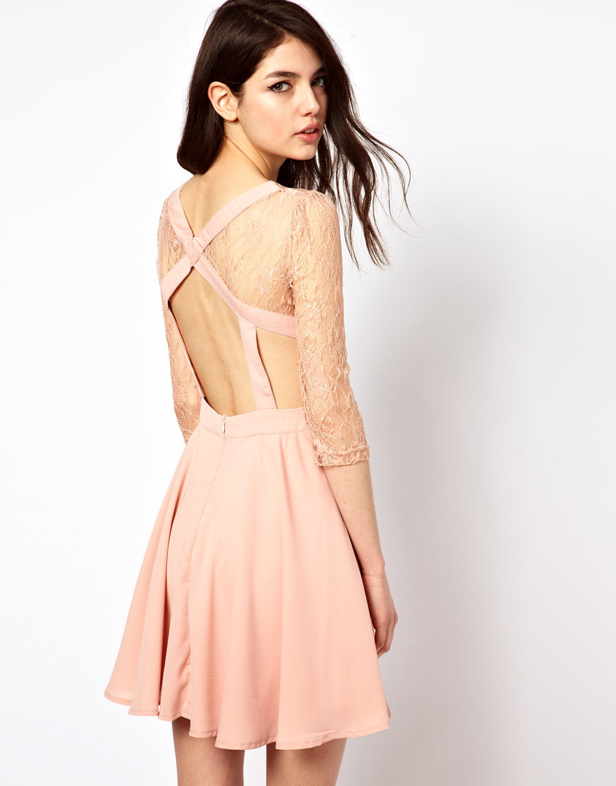 розовое платье с открытыми плечами