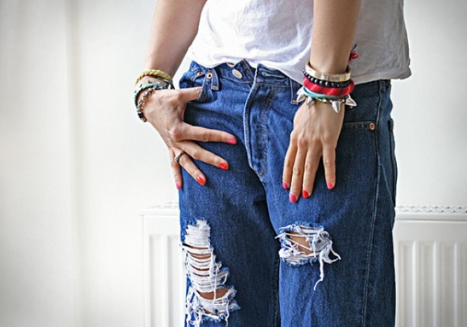 Красивые джинсы, рваные на коленях