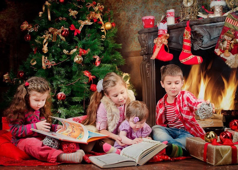 Фотография с книжками, чтение сказок под елкой