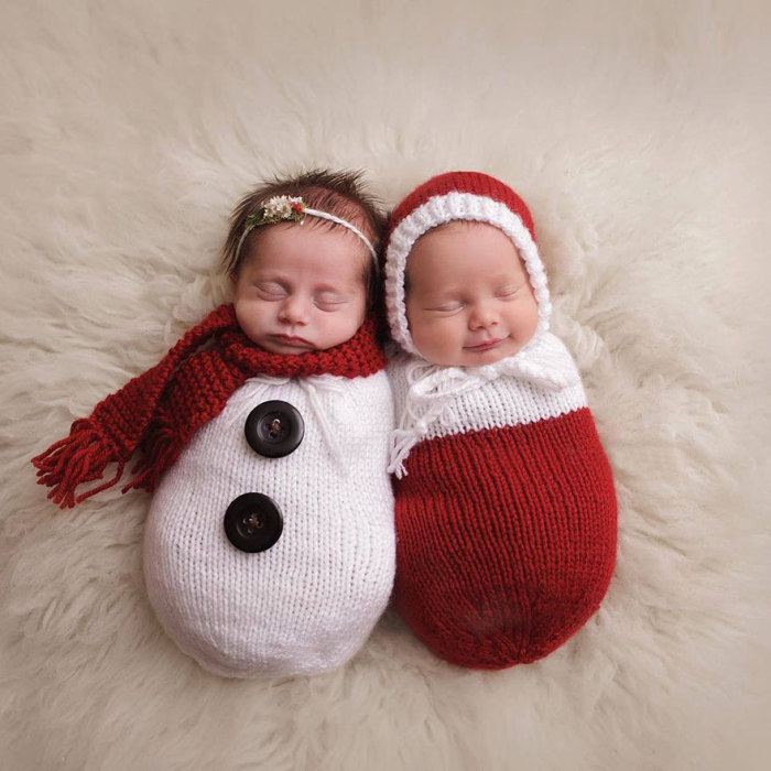 Креативное новогоднее фото грудных малышей: снеговички