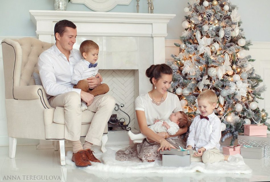 Фото семейное под елкой