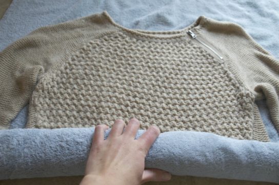 Как растянуть шерстяной свитер, который сел после стирки и вернуть ему прежний размер