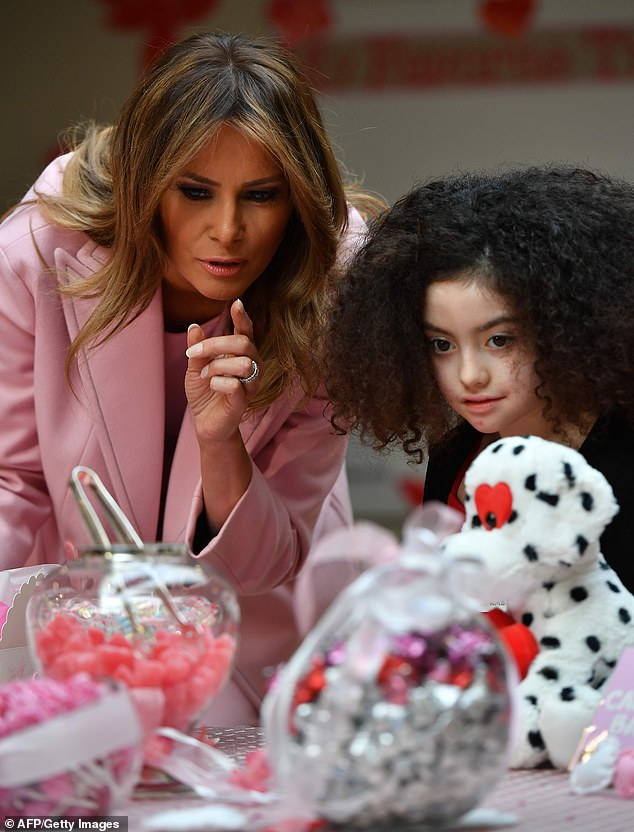 How about that one? The children lined up one by one to have Melania help them filled their boxes with sweet treats 