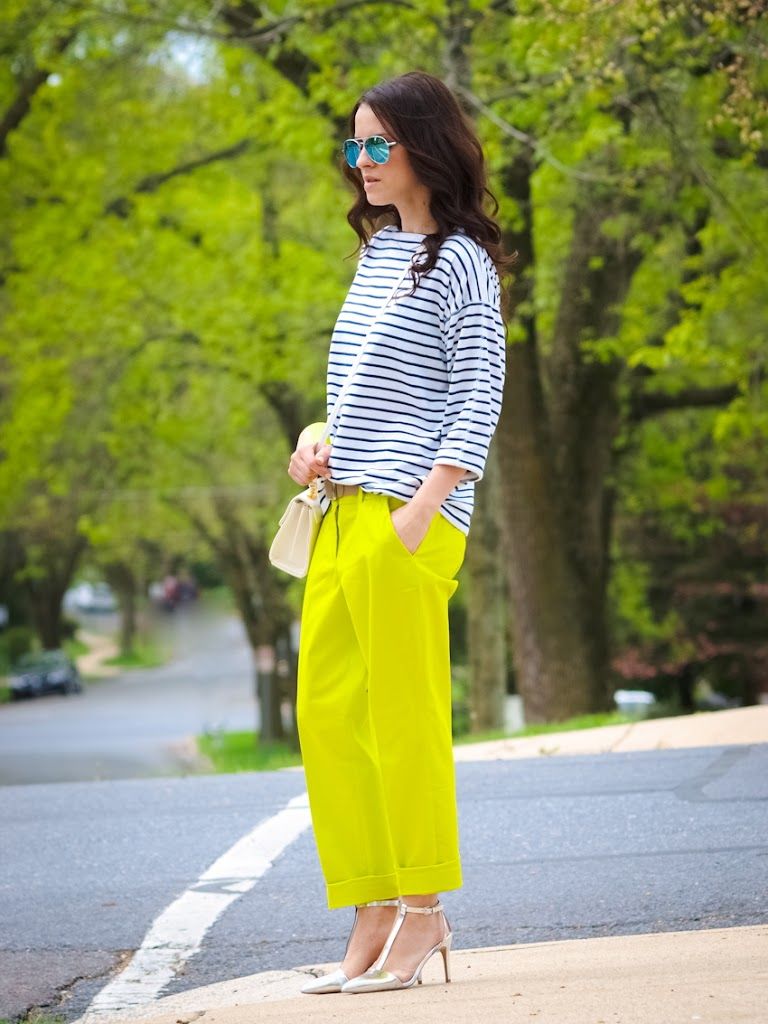 С чем носить желтые брюки женские летом