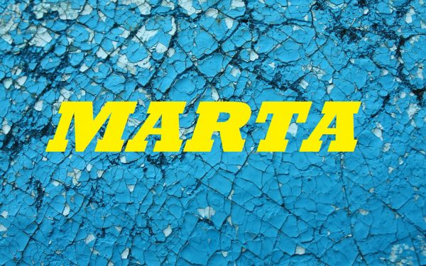 Имя MARTA на синем фоне