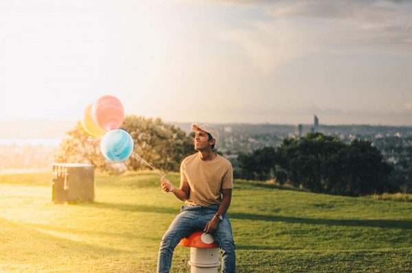 Мужчина с воздушными шариками