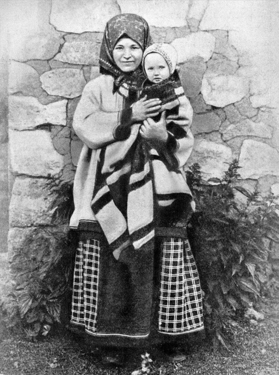 Крестьянка Тамбовской губернии с ребенком