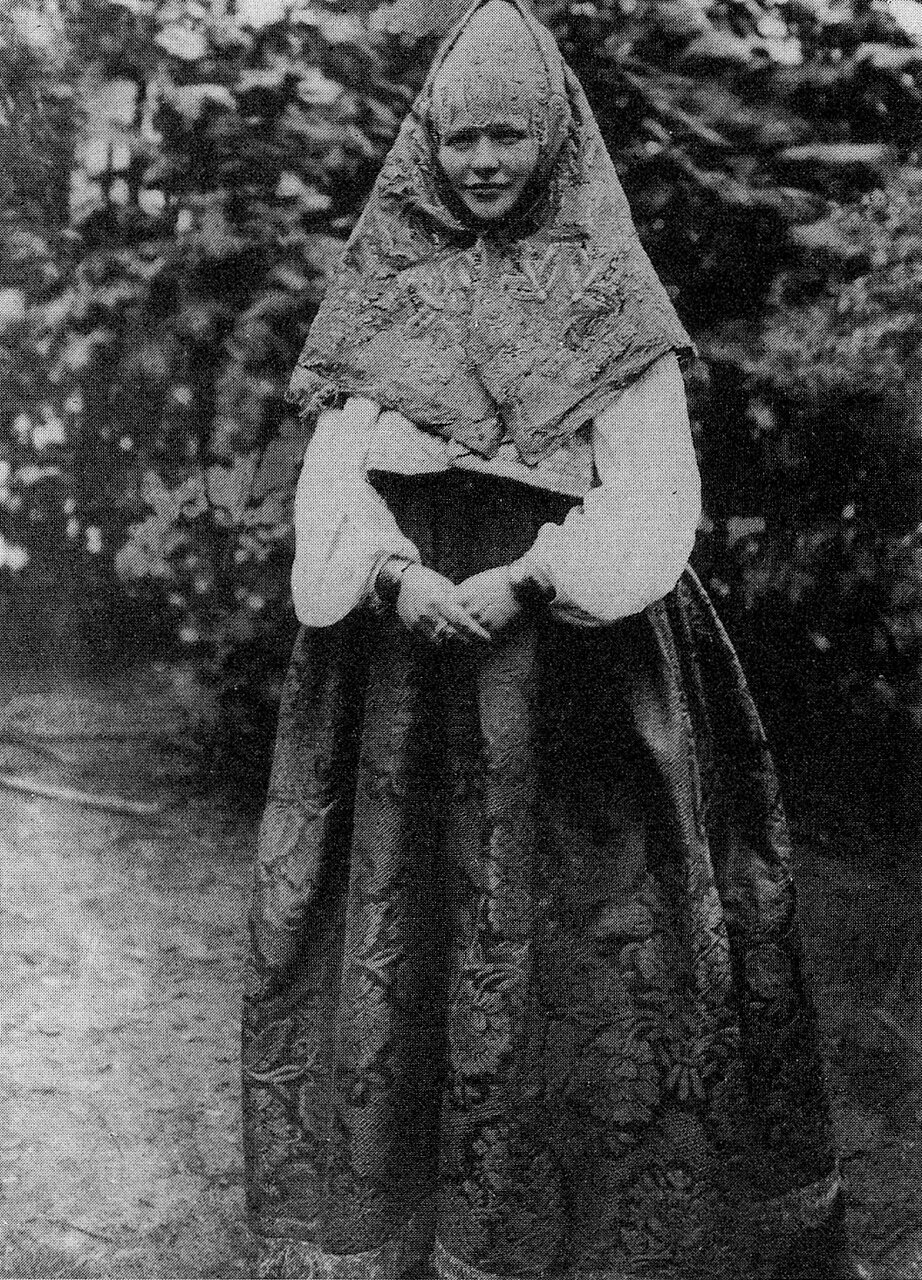 Молодая женщина в праздничном костюме. Костромская губ. 1907 г.