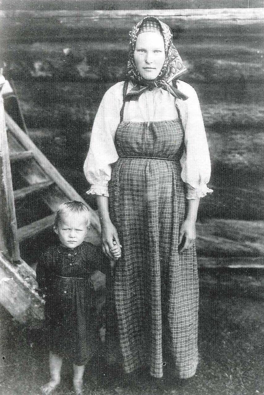 Дочь крестьянина И.Ф. Заозерского с сыном в обычной домашней одежде. вологодская губ.1911г.