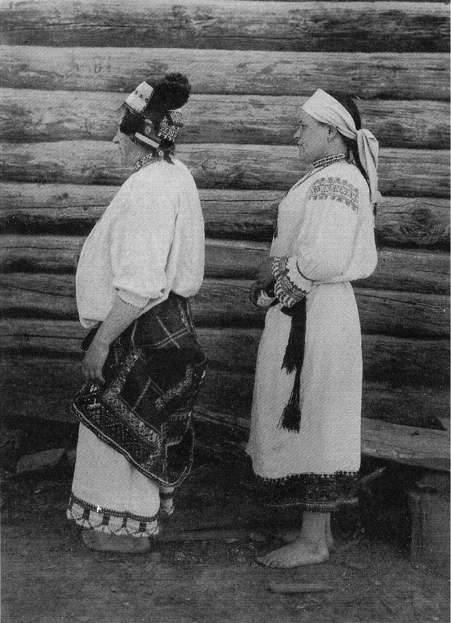 Женщина и девушка в праздничных костюмах. Орловская губ. 1904 г.