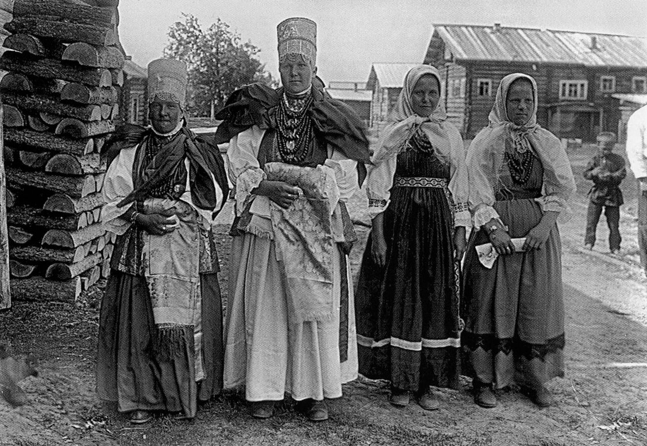 Девушки «повязочницы» (слева) и «косыночницы» (справа) из Понежского уезда Архангельской губ. 1927 г.