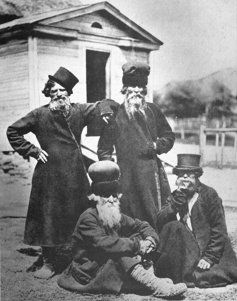 Мужчины в ямщицких и валяных шапках. 1900-е гг.