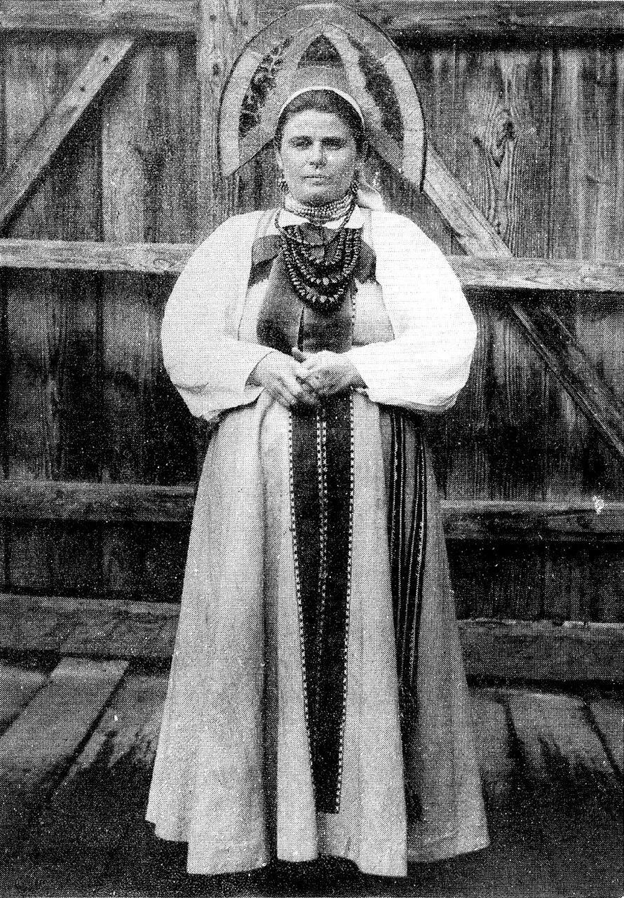 Женщина в праздничном костюме. Уфимская губ. 1911 г.